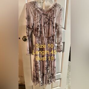 Chic Long Sleeve Floral Dress in Soft Gray